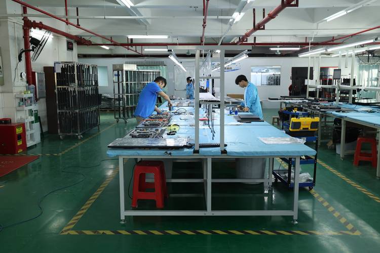 工控触摸一体机制造:从金属熔炼到工业级智能终端的诞生